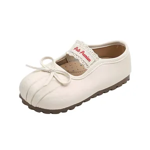 Vue détaillée des chaussures Mary Jane crème pour bambins avec nœud et broderie dentelle