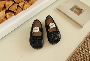 Vue de dessus détaillée des chaussures Mary Jane noires avec nœud doux et dentelle fine