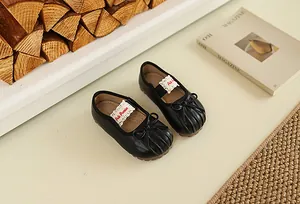 Vue détaillée de chaussures Mary Jane pour bébé noires avec joli nœud et dentelle