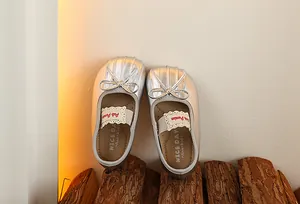 Adorable ballerines argentées pour bébé avec nœud et sangle élastique pour bambins