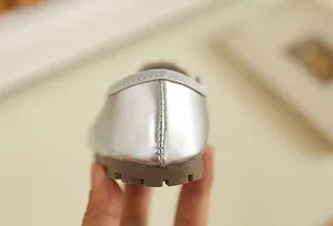 Vue détaillée du talon argenté métallisé et de la semelle des ballerines pour bébés filles