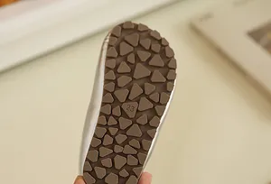 Gros plan de la semelle en caoutchouc antidérapante des ballerines argentées