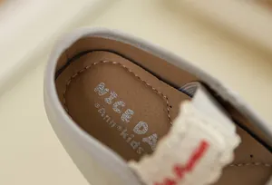 Vue macro de la semelle intérieure douce et du logo sur ces ballerines pour bébé fille