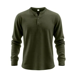 Ανδρική μπλούζα Henley σε λαδί χρώμα με μακριά μανίκια και κλασική πατιλέτα με τρία κουμπιά.