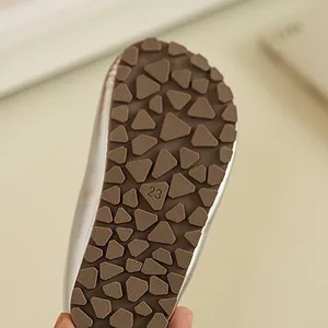 Détail de la semelle antidérapante pour ballerines Mary Jane mignonnes pour fillettes