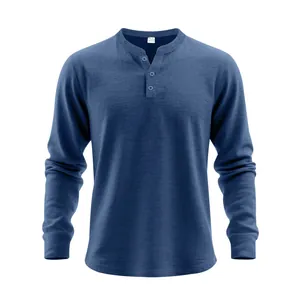 Λεπτομέρεια από casual ανδρική μπλούζα Henley με μακριά μανίκια σε μπλε ανάγλυφο ύφασμα
