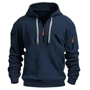 Detailansicht des dunkelblauen Herren-Hoodies mit Multi-Reißverschluss-Armtaschen