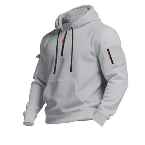 Nahaufnahme eines grauen Herren-Hoodies mit Ärmeltasche und halbem Reißverschluss.
