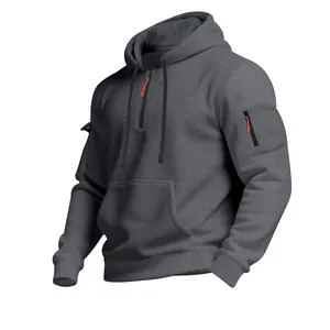 Detail des dunkelgrauen Fleece-Hoodies für Herren mit praktischer Armtasche und orangem Reißverschluss