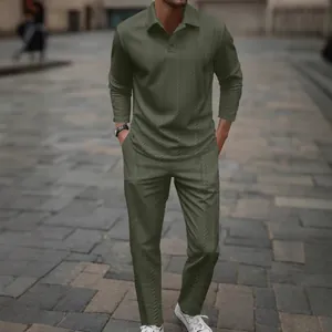 Conjunto casual de dos piezas para hombre en verde oliva con polo de manga larga y pantalón