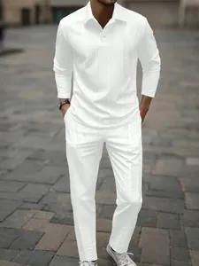 Detalle de conjunto masculino blanco con polo de manga larga y pantalón de jacquard.