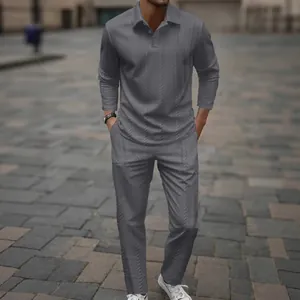 Vista detallada del conjunto informal de polo de jacquard gris de manga larga y pantalón