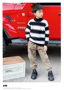 Gros plan de baskets chunky en mesh respirant pour enfants, coloris noir pour extérieur.