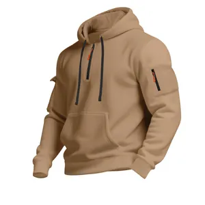Detailansicht eines khakifarbenen Herren-Fleece-Hoodies mit Ärmel-Reißverschlusstasche