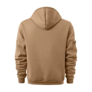Rückansicht des khakifarbenen Herren-Fleece-Hoodies mit Ärmeltaschen und Rippbündchen.