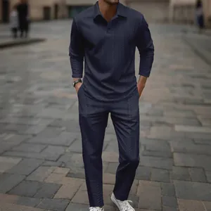 Conjunto de polo y pantalón jacquard azul marino para hombre con textura de espiga