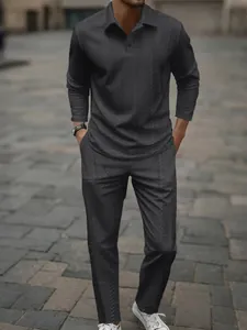 Vista detallada de la textura jacquard gris en el conjunto de polo y pantalón para hombre