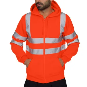 Detailansicht eines orangefarbenen Herren-Kapuzenpullovers mit reflektierenden Streifen