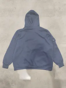 Rückansicht eines dunkelblauen Herren-Hoodies mit Ärmeltasche und gerippten Bündchen.