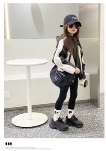 Vue lifestyle d'une jeune fille portant des baskets épaisses en maille noire dans un décor moderne.