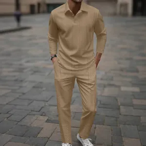 Conjunto casual de dos piezas para hombre en punto jacquard camel con polo y pantalón.