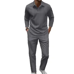 Conjunto casual de dos piezas gris jacquard para hombre con polo de manga larga.
