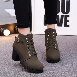 Detailansicht der olivgrünen Martin-Stiefel mit Blockabsatz und Schnürung