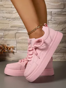 Dettaglio profilo delle eleganti sneakers platform rosa con lacets spessi e suola
