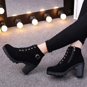 Detailansicht der eleganten schwarzen Wildleder-Stiefeletten mit Blockabsatz und Schnürung