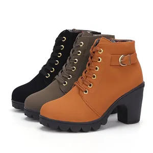 Detailansicht von Stiefeletten mit Absatz in Schwarz, Olive und Tan mit Schnürung