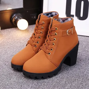 Nahaufnahme von braunen Schnürstiefeletten mit hohem Blockabsatz und Schnallendetail