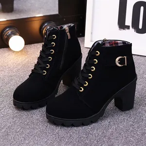 Detaillierte Ansicht eleganter schwarzer Wildleder-Stiefeletten mit Blockabsatz und Karofutter