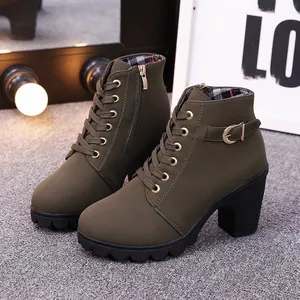 Detailansicht olivgrüner Damen-Stiefeletten mit hohem Blockabsatz und Schnürung