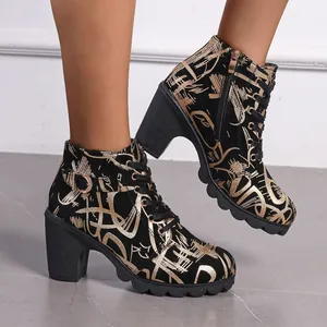 Bottines à lacets noires élégantes avec talons épais et motif de graffiti doré moderne