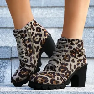 Trendige Stiefeletten mit Leopardenmuster, klobigem Absatz und schickem Schnürdesign