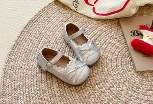 Scarpe Mary Jane argento per bambina con bordo in pizzo e graziosi fiocchi decorativi.