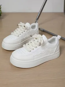 Sneaker casual bianche con plateau da donna con suola spessa e spessi lacci in corda.