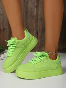 Sneakers con plateau verde neon, lacci spessi e dettagli di cuciture ondulate