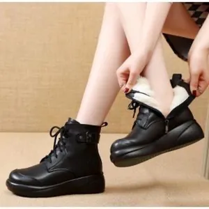 Detalle de botas de invierno con plataforma negra y forro polar blanco cálido.