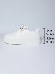 Vista laterale di sneaker platform bianca da donna con suola da 3,5 cm e altezza 6 cm.