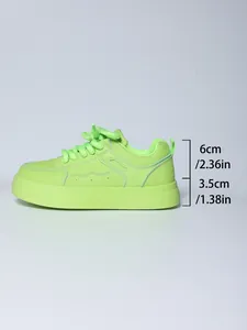 Vista laterale di sneaker chunky verde neon con dimensioni di tacco e plateau