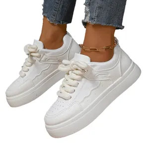 Eleganti sneakers platform bianche da donna con lacci spessi in corda e design stile casual