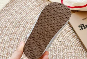 Primo piano della suola in gomma antiscivolo marrone per scarpe da bambino taglia 23