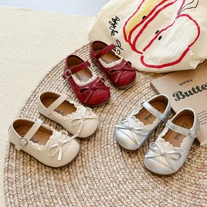 Eleganti scarpe Mary Jane da bambina in pelle con bordo in pizzo e dettaglio fiocco