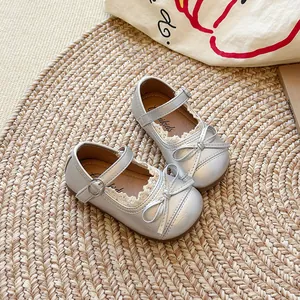 Eleganti scarpe Mary Jane argento per bambine con bordo in pizzo e dettaglio a fiocco