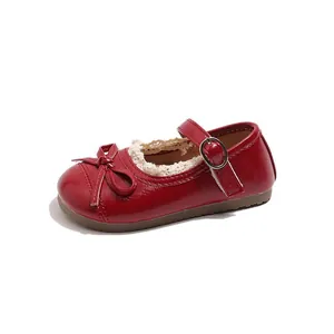 Eleganti scarpe Mary Jane rosse da bambina con pizzo delicato e un grazioso fiocco