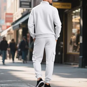 Vista trasera de un chándal cargo de forro polar blanco para hombre estilo retro