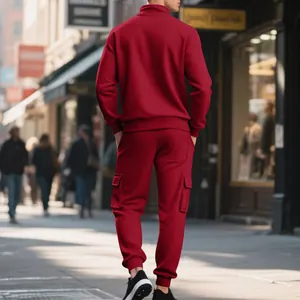 Perspectiva trasera del chándal streetwear rojo que muestra detalles de los bolsillos cargo
