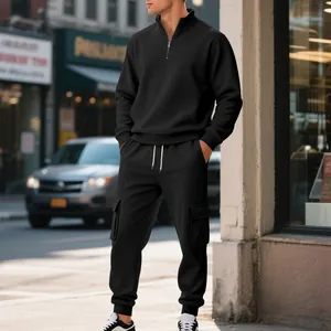 Modelo luciendo chándal negro con cremallera y pantalones cargo en una calle de la ciudad