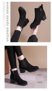 Vue détaillée de bottines en daim noir avec talons épais et fermetures éclair pratiques